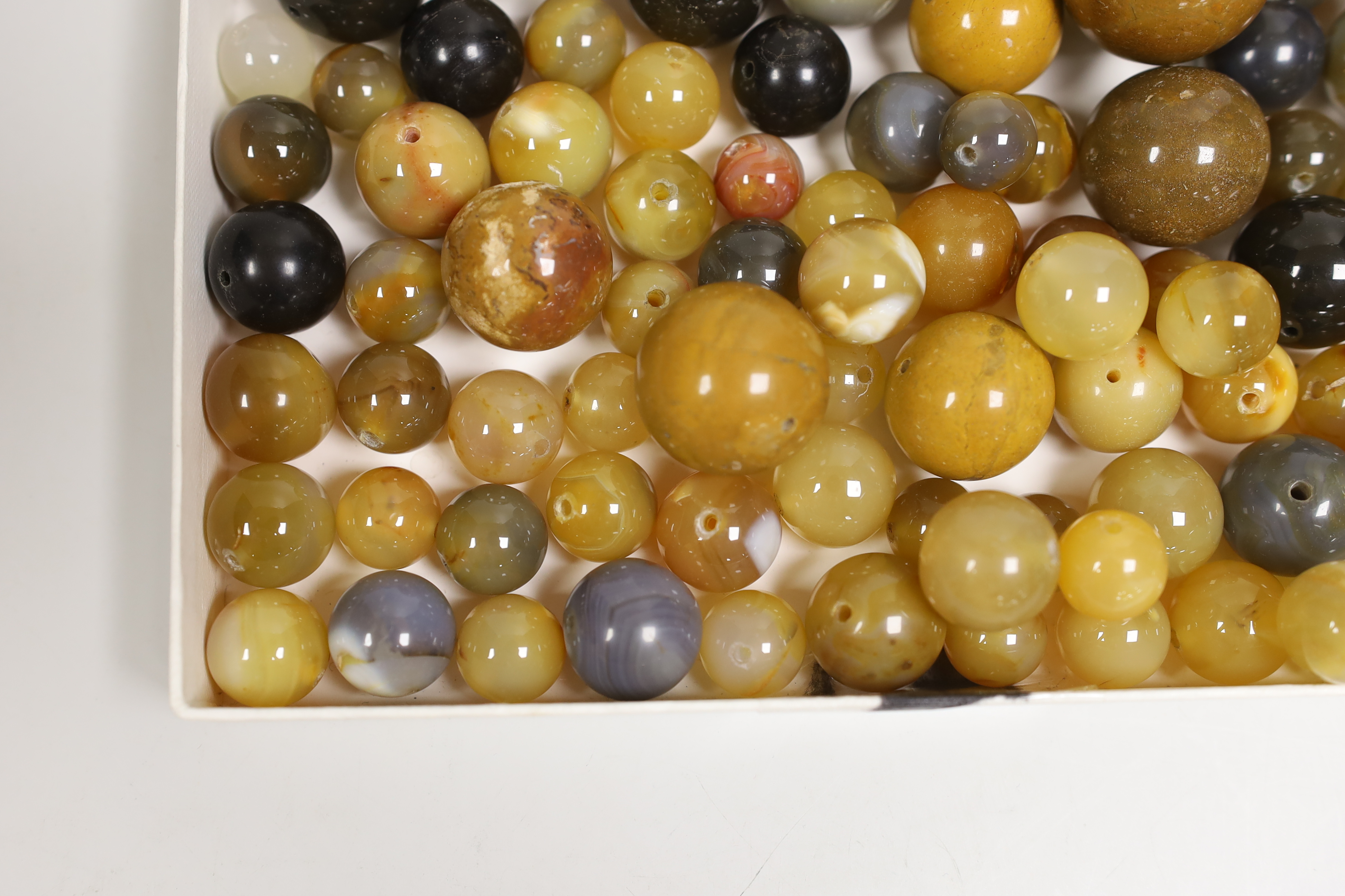 A quantity of assorted agate beads.